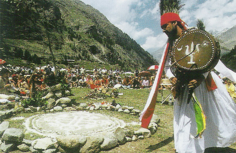 Пакистан шри ланка. Мир наизнанку Пакистан шаман. Непальский шаман Бонпо. Непал шаманы. Шаманы в Пакистане.